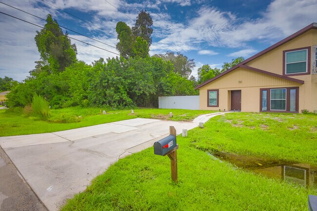 7346 Carrier Rd in Ft. Myers, FL - Building Photo - Building Photo