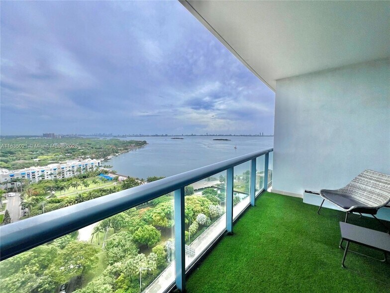 601 NE 36th St, Unit 1904 in Miami, FL - Building Photo