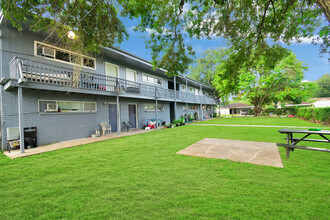 902 Herbert Ave in Pasadena, TX - Foto de edificio - Building Photo