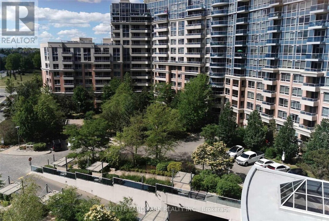 23 Cox Blvd in Markham, ON - Building Photo