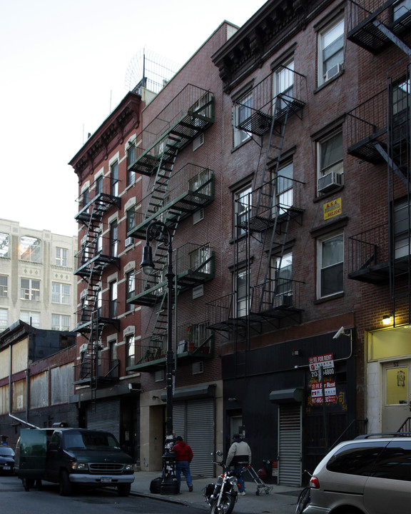 54 1/2 Ludlow St in New York, NY - Building Photo