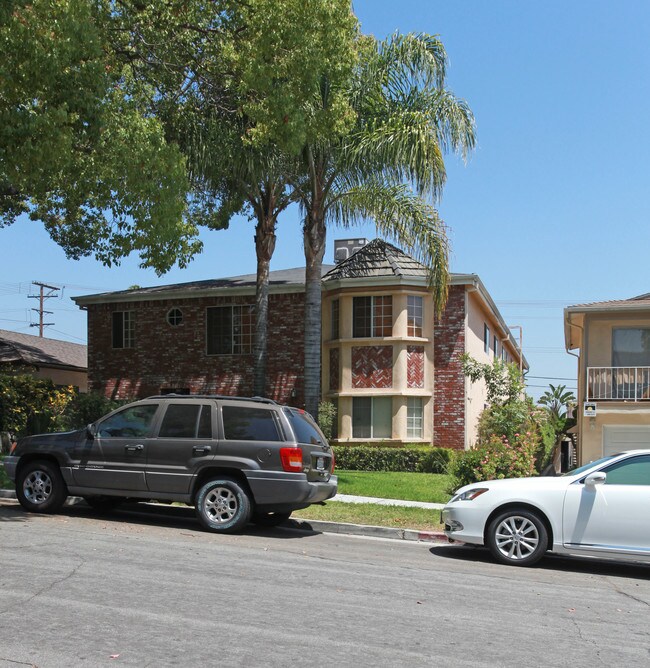 734 E Tujunga Ave in Burbank, CA - Foto de edificio - Building Photo