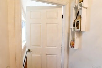 156 Lampman Ave in Port Ewen, NY - Building Photo - Building Photo