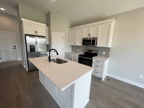 1299 SW Heartwood Dr in Lee's Summit, MO - Building Photo - Building Photo