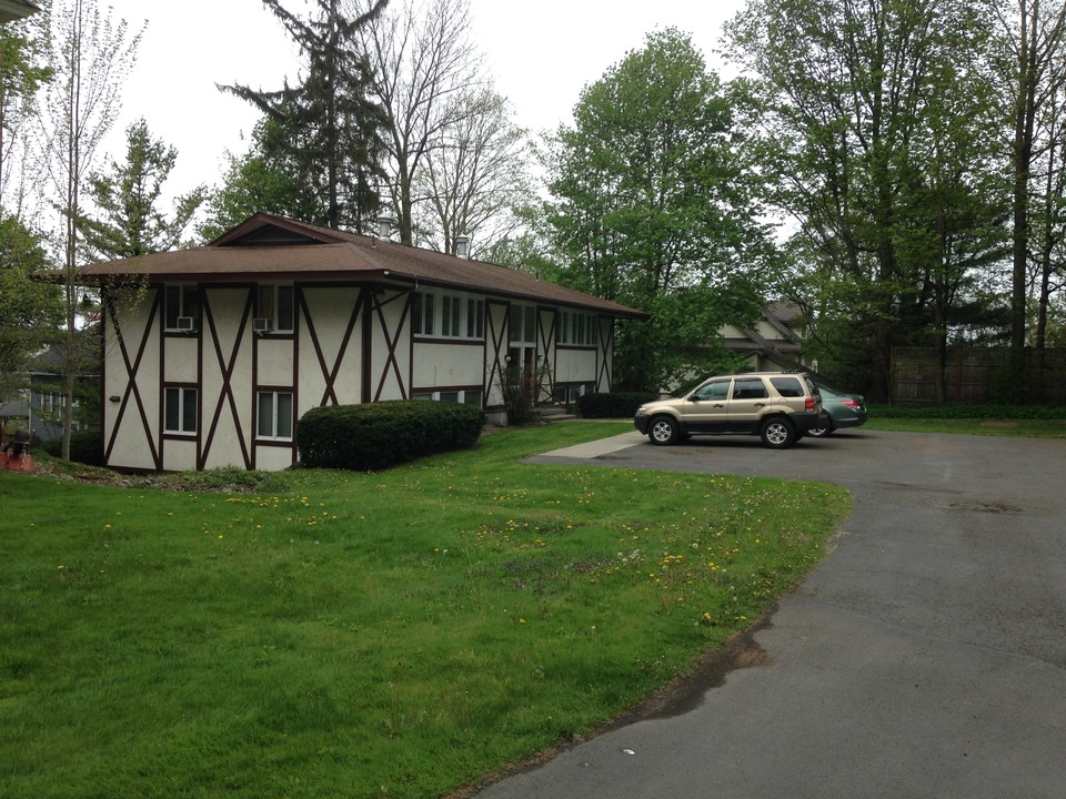 107 E Genesee St in Skaneateles, NY - Building Photo