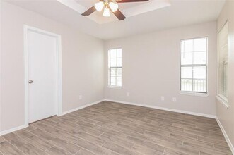 2400 Markland St in Irving, TX - Foto de edificio - Building Photo