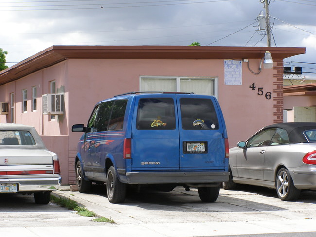 456 E 28th St in Hialeah, FL - Foto de edificio - Building Photo