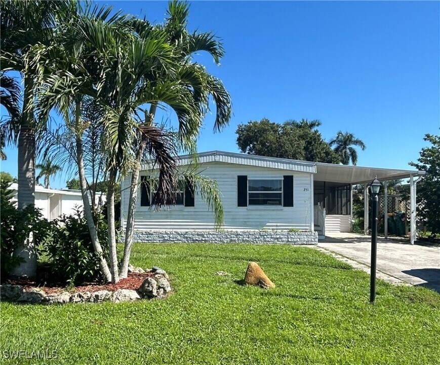 251 Pine Key Ln in Naples, FL - Building Photo