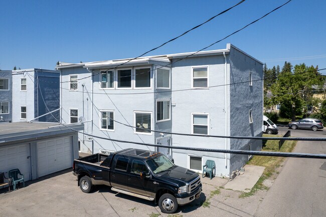 1613 34 Av SW in Calgary, AB - Building Photo - Building Photo