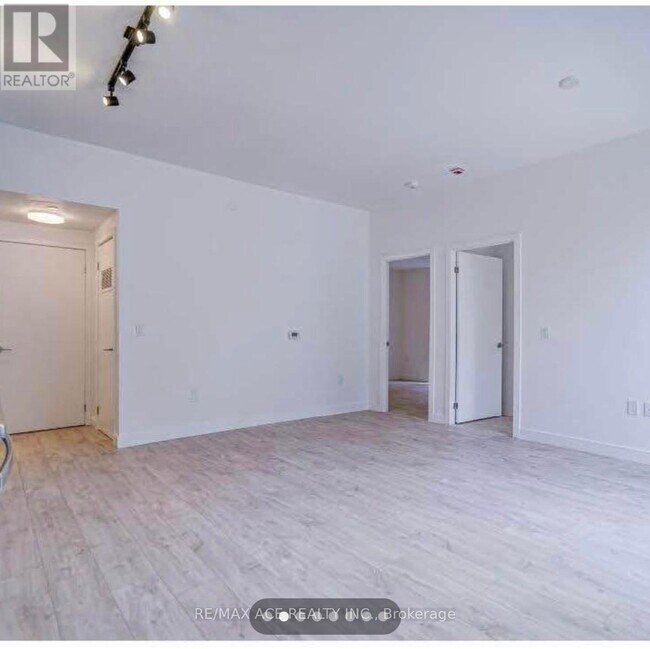 176 Clonmore Dr in Toronto, ON - Building Photo - Building Photo