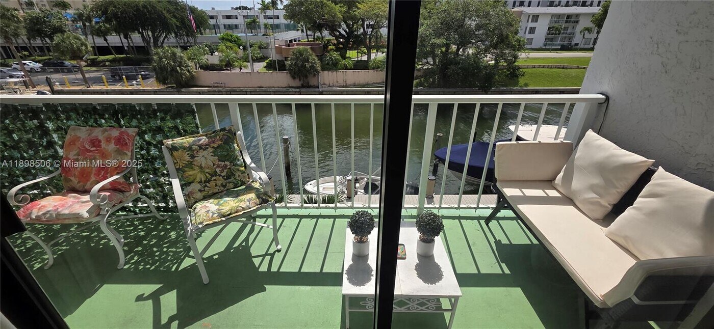 1650 NE 115th St in Miami, FL - Building Photo