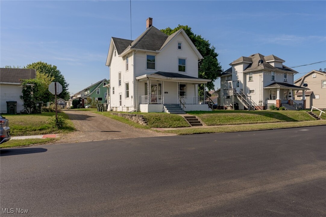 2218 10th St SW in Canton, OH - Building Photo