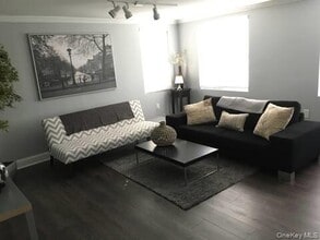 102 Woodbury Rd in Huntington, NY - Building Photo - Building Photo
