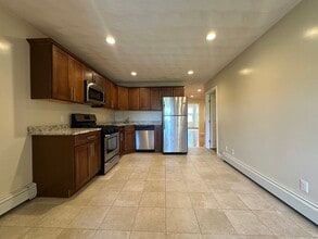 136 Chelsea St, Unit 3 in Boston, MA - Foto de edificio - Building Photo