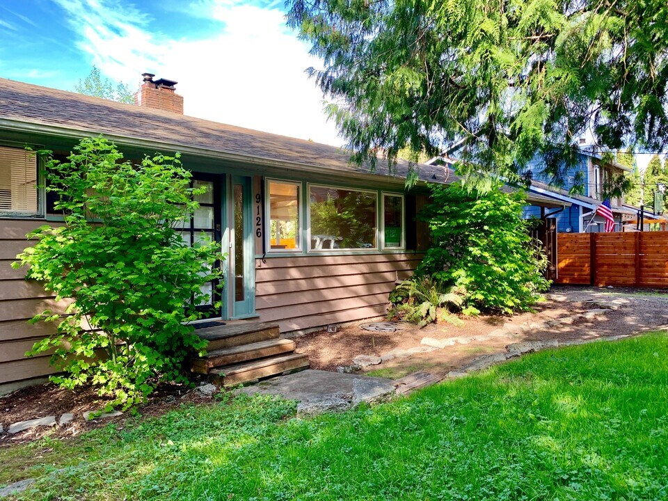 9126 Matthews Ave NE in Seattle, WA - Building Photo
