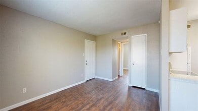 806 Oran Cir, Unit D in Bryan, TX - Building Photo - Building Photo