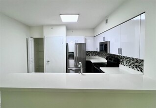 601 NE 39th St, Unit 201 in Miami, FL - Foto de edificio - Building Photo