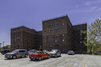 Berkley Arms Condominium in Hackensack, NJ - Foto de edificio - Building Photo