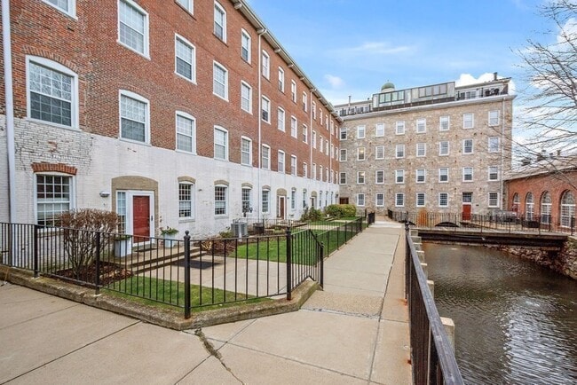 7 S Stone Mill Dr in Dedham, MA - Building Photo - Building Photo