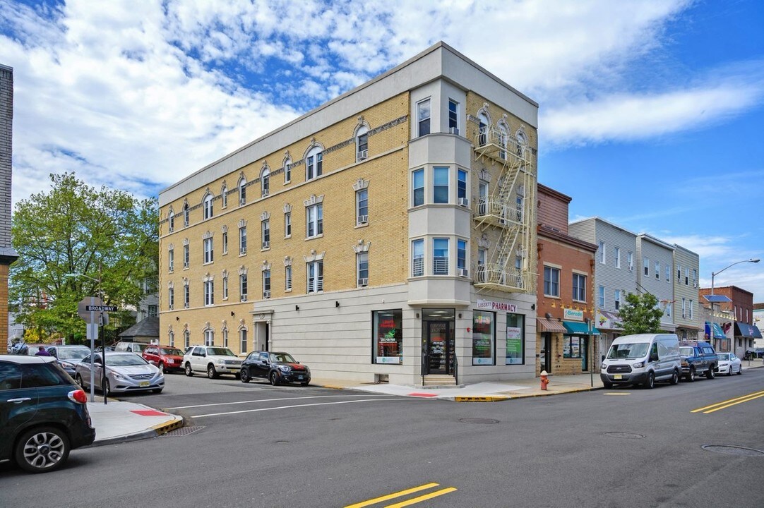 265 Broadway in Bayonne, NJ - Foto de edificio
