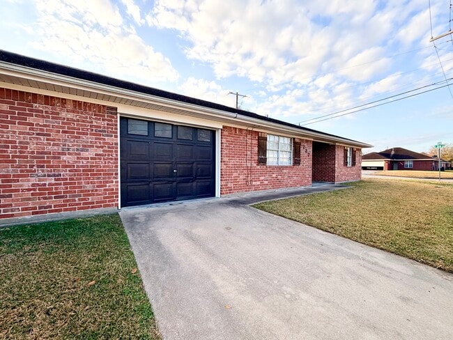 237 Nederland Ave in Nederland, TX - Building Photo - Building Photo