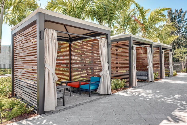 Sanctuary in Doral, FL - Foto de edificio - Building Photo