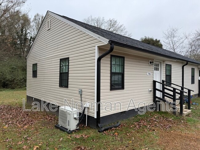 705 N Main St in Stanley, NC - Building Photo - Building Photo