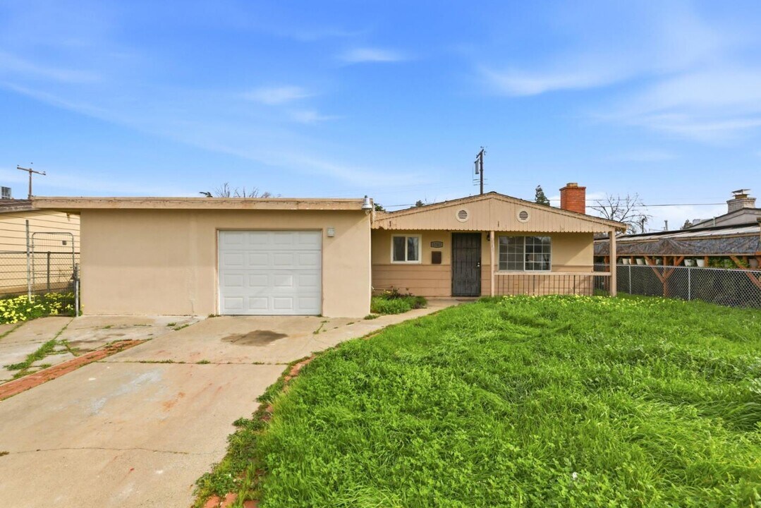 5741 39th St in Sacramento, CA - Building Photo