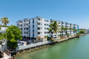 Waterway Plaza in Miami Beach, FL - Building Photo