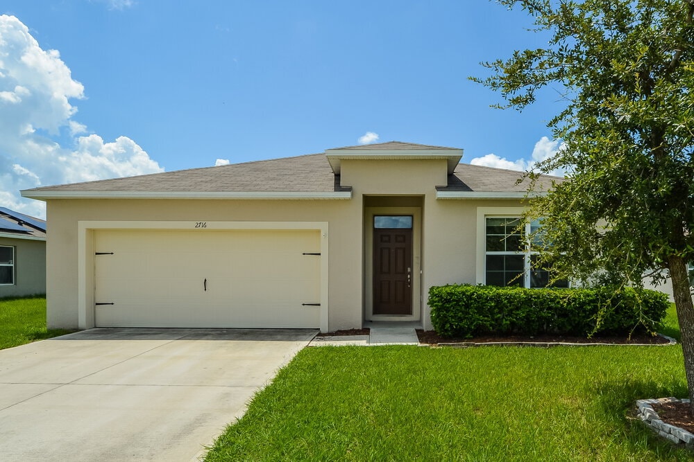 2716 Grand Central Ave in Tavares, FL - Building Photo