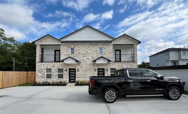 4737 Reed Rd, Unit B in Houston, TX - Building Photo - Building Photo