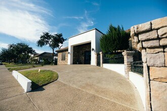 302 Lake Clark Ct in Laredo, TX - Building Photo - Building Photo