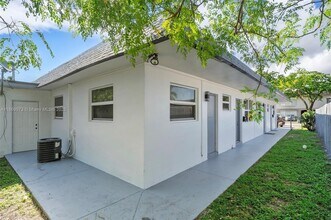 5305 NW 18th St in Lauderhill, FL - Foto de edificio - Building Photo