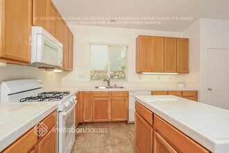 42213 Marbella St in Quartz Hill, CA - Foto de edificio - Building Photo