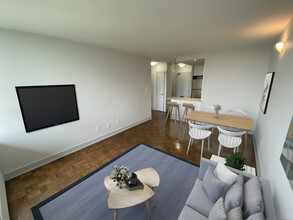 225 Davisville Avenue in Toronto, ON - Building Photo - Building Photo