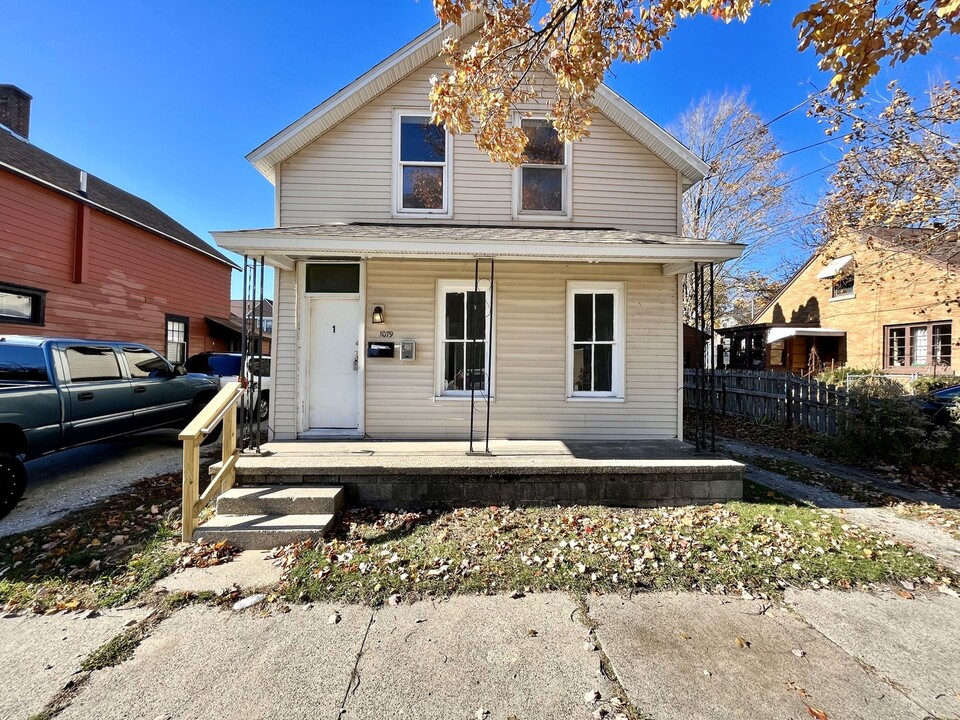 1079 First St-Unit -#2 in Muskegon, MI - Foto de edificio
