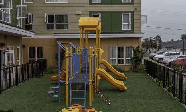 Madrona Square in Everett, WA - Foto de edificio - Building Photo