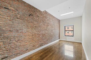 316 W 14th St, Unit 16 in New York, NY - Building Photo