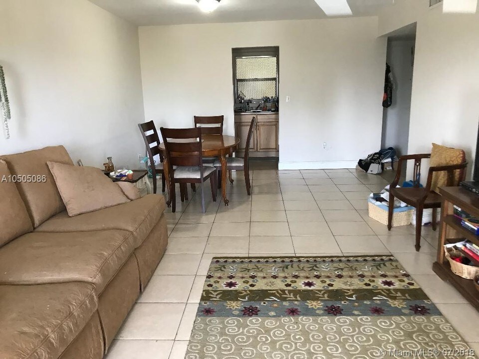 7410 SW 82nd St in Miami, FL - Building Photo