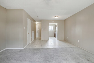8756 Elvin Dr-Unit -C in Baton Rouge, LA - Building Photo - Building Photo