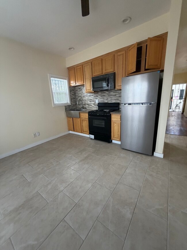 602 W 87th St, Unit 602 1-2 in Los Angeles, CA - Building Photo - Building Photo