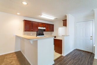 Basswood Apartment Homes in Florence, SC - Foto de edificio - Interior Photo