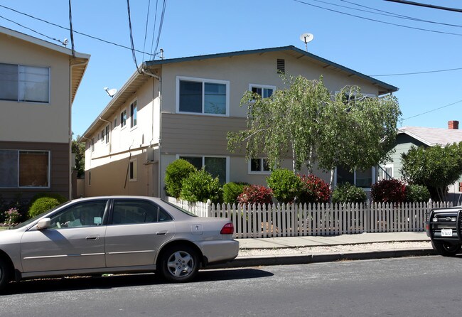 138 Madison Ave in Redwood City, CA - Building Photo - Building Photo