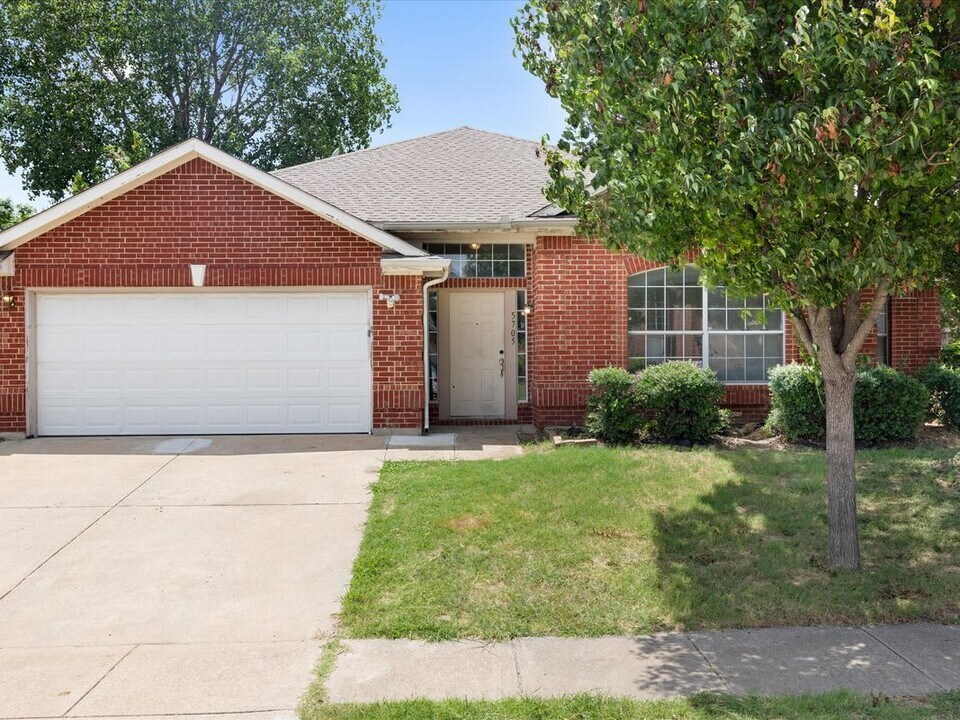 5705 Frio Dr in Haltom City, TX - Building Photo
