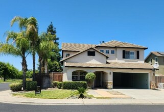 2015 London Ave in Manteca, CA - Foto de edificio - Building Photo