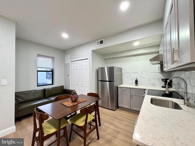1024 Race St, Unit 2D in Philadelphia, PA - Building Photo - Building Photo