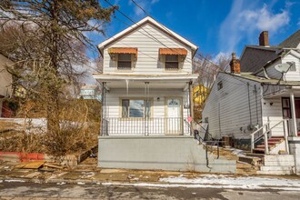 806 Boquet St in Mckees Rocks, PA - Building Photo - Building Photo