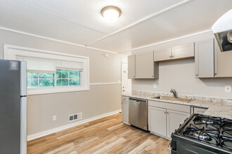 8224 Attleboro Dr in Jonesboro, GA - Building Photo - Building Photo