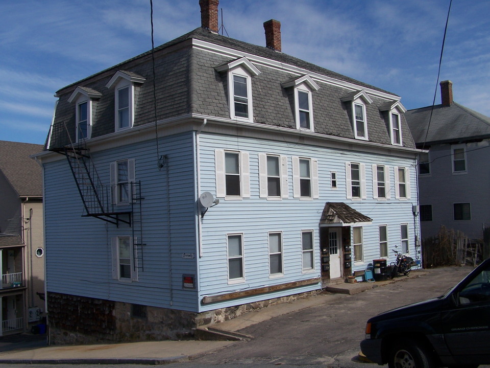 70 Spring St in Lincoln, RI - Foto de edificio