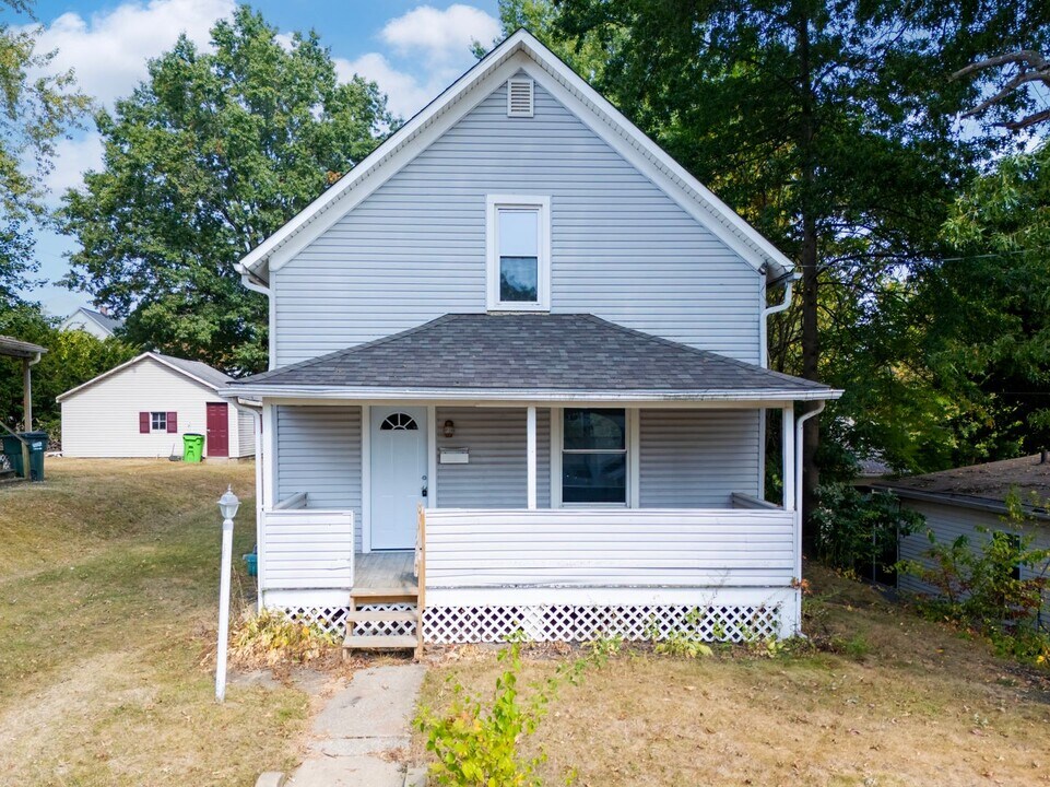 105 W Hill Ave in Rittman, OH - Building Photo